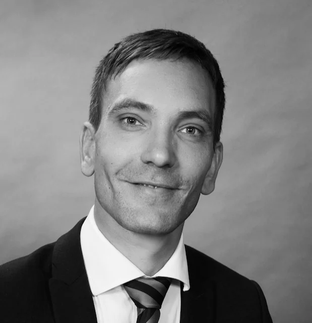 Klaus Bender, Schwarz-Weiß-Porträt im Anzug